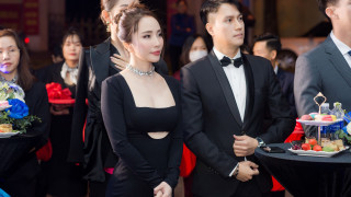 VIỆT ANH THÂN MẬT "NGƯỜI TÌNH TIN ĐỒN" QUỲNH NGA TẠI LỄ KHAI TRƯƠNG SHOWROOM DE OBELLY